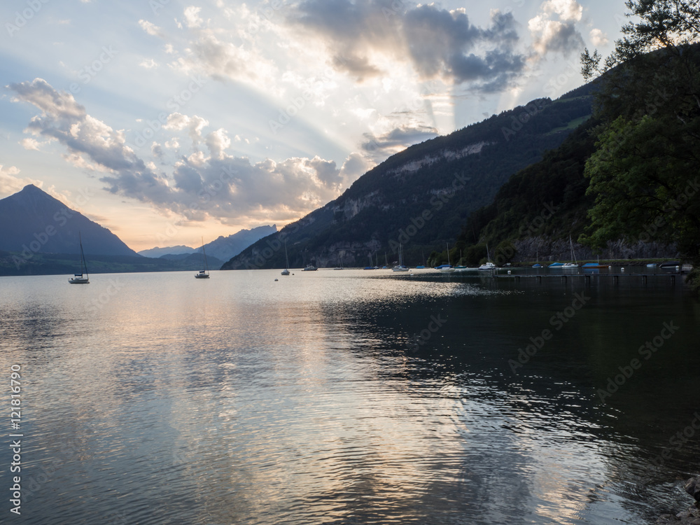 Obraz premium puesta de son en Interlaken Suiza, en el camping Manor Farm I, lago Thunersee OLYMPUS DIGITAL CAMERA