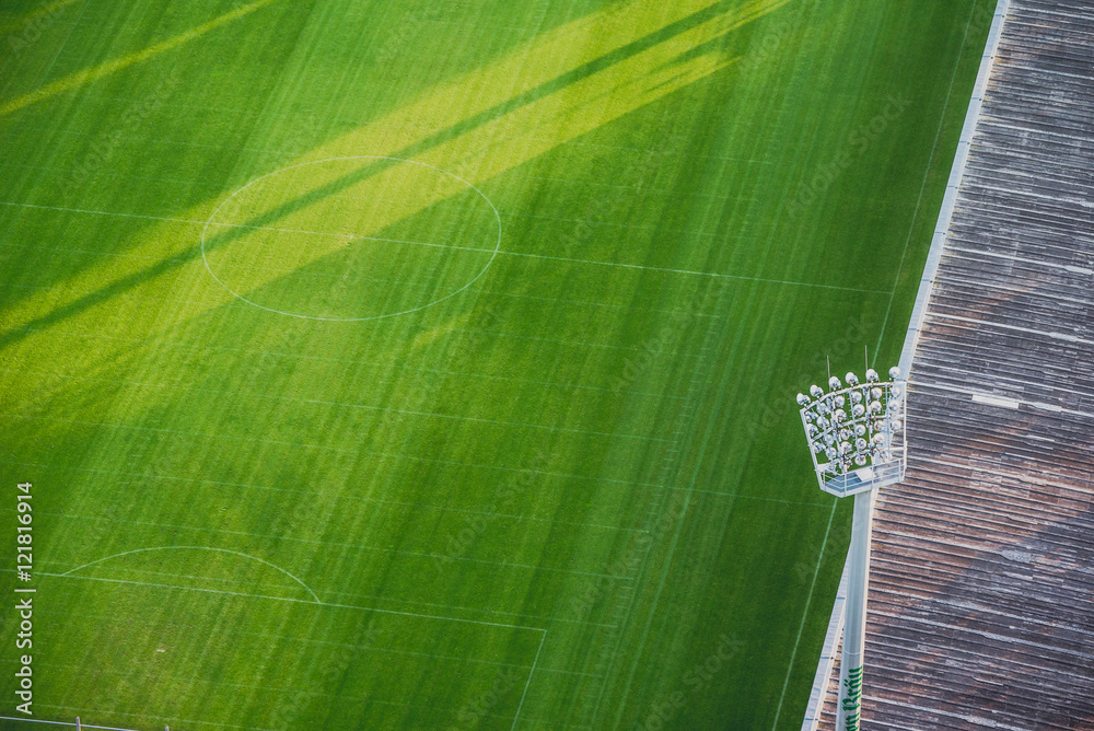 Fototapeta premium Boisko do piłki nożnej stadion piłkarski z reflektorami