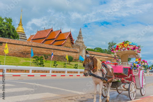 Tableau sur toile The carriage in front of wat phra tad lampang luang