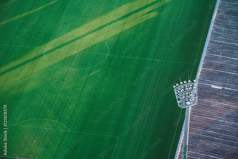 Fototapeta premium Boisko do piłki nożnej stadion piłkarski z reflektorami