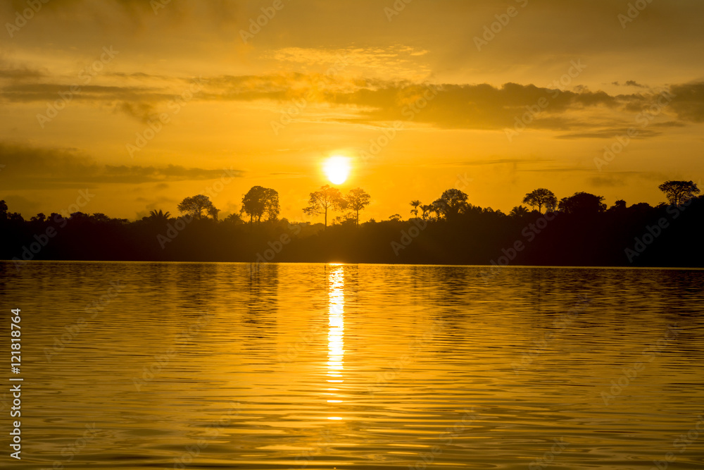 アマゾン川に沈む夕陽