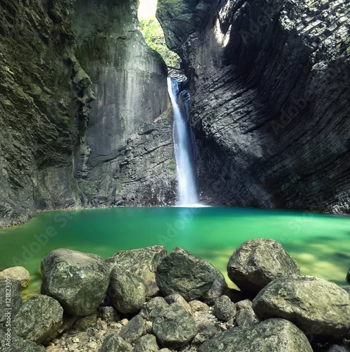 Obraz dziki wodospad w słoweńskich Alpach