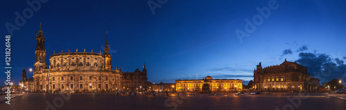 Dresden Theaterplatz zur blauen Stunde