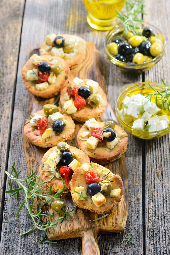 Warme griechische Vorspeise: Überbackene Pita-Brötchen mit Feta, Oliven ...