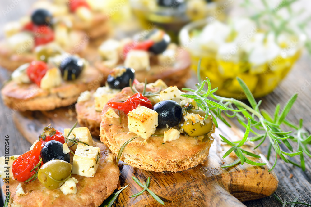 Warme griechische Vorspeise: Überbackene Pita-Brötchen mit Feta, Oliven ...