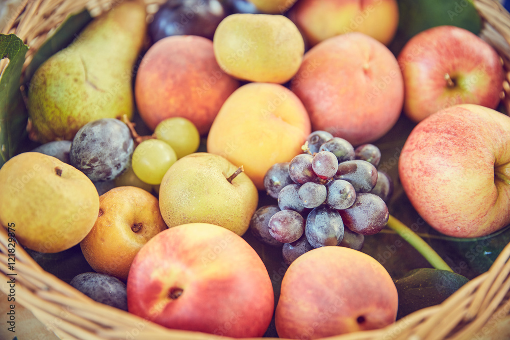 Cesto di frutta fresca pieno Cesto di frutta fresca pieno
