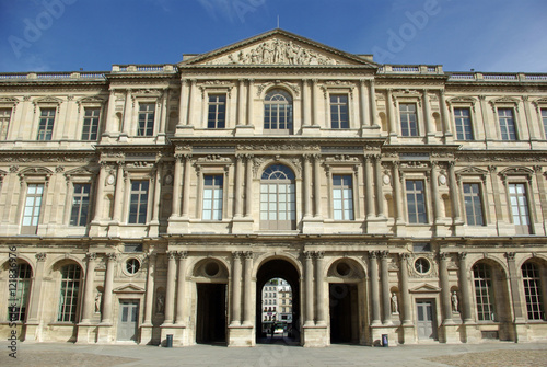Façade Cour Carrée du Louvre à Paris, France