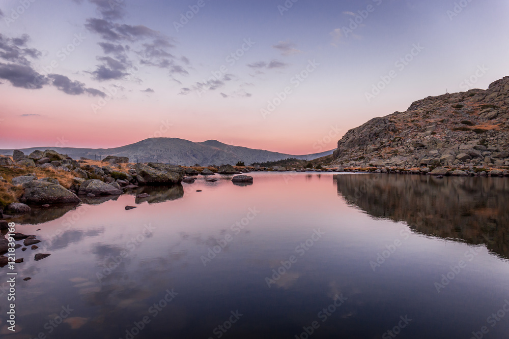 Fototapeta premium Laguna glaciar de Peñalara situada en la sierra de Navacerrada de Madrid