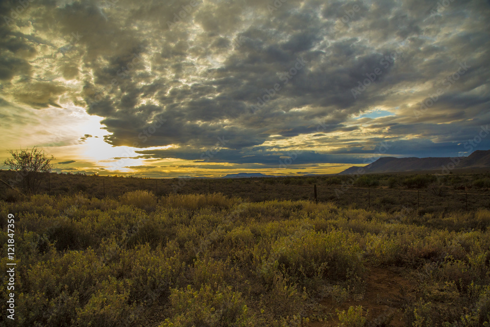 Obraz premium Sun setting over a vast landscape 