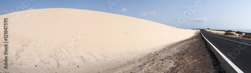 Fuerteventura  Isole Canarie  la strada e le dune di sabbia del parco naturale di Corralejo il 29 agosto 2016  11 chilometri di dune formatesi dalla sabbia del Sahara portata dal vento