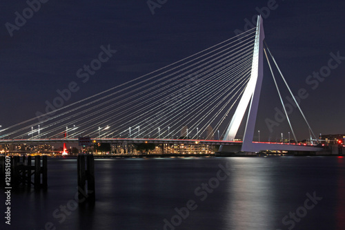 Erasmusbrücke bei Nacht, Rotterdam, Niederlande 