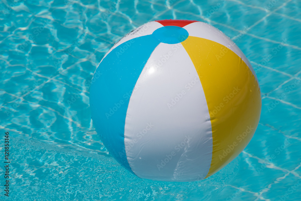 Wasserball im Pool 