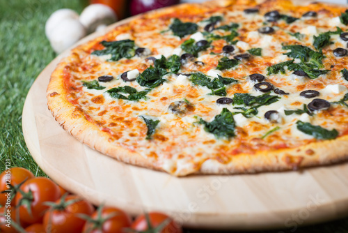Obraz na płótnie Delicious pizza which you can eat even on a diet. Only high quality and low fat products like spinach and feta cheese. w salonie