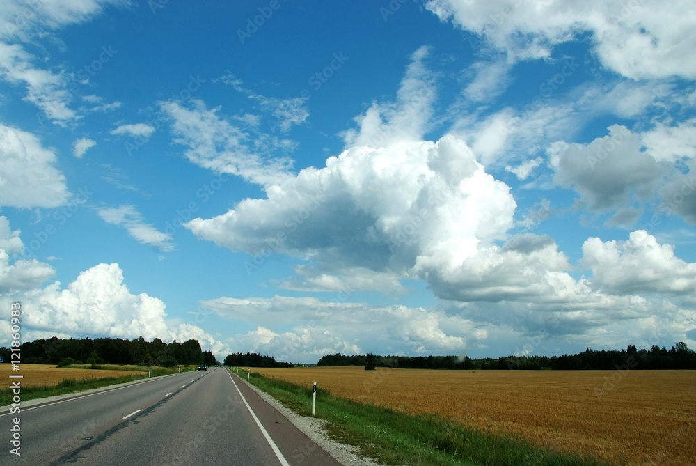 Naklejka premium Niesamowite chmury nad pustą drogą