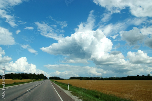 Niesamowite chmury nad pustą drogą