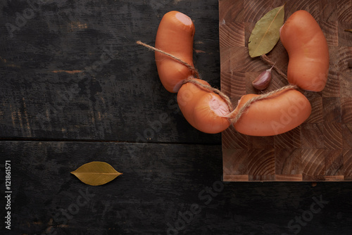 Fotografie wieners on wooden board on the table