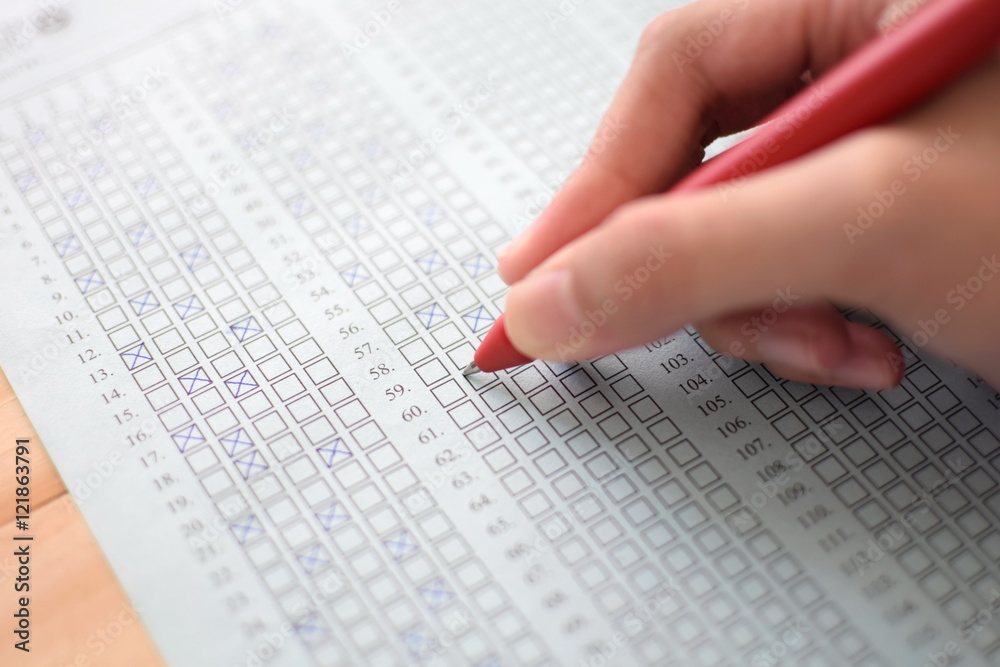 Obraz premium Standard test form selective focus on answer sheet