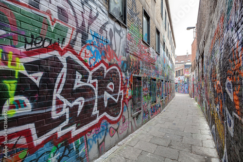 Ruelle aux graffitis à Gand -  Flandres  © panosud360
