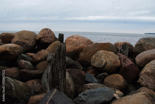 Kamienie nad brzegiem morza