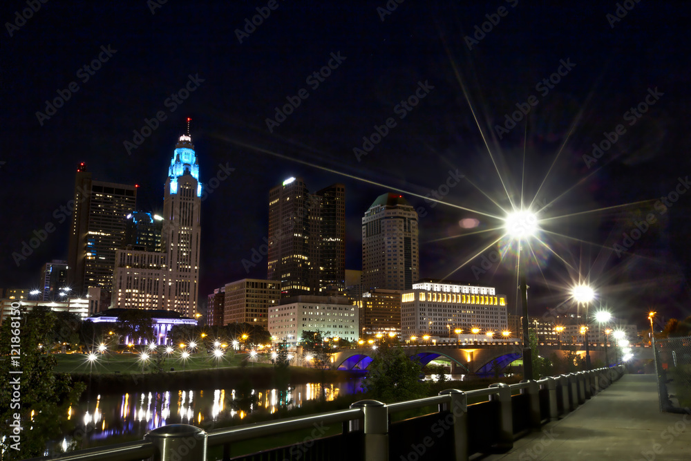 Fototapeta premium Columbus, Ohio looking toward the Broad Street Bridge