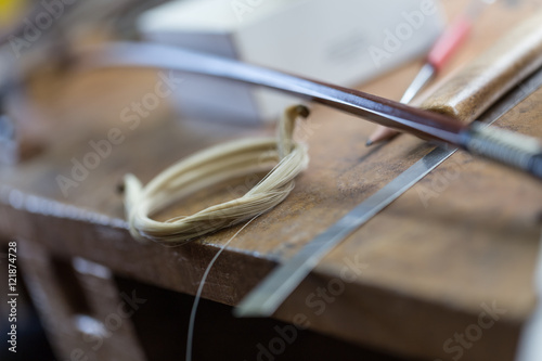 Quadro su tela at a fiddle builder