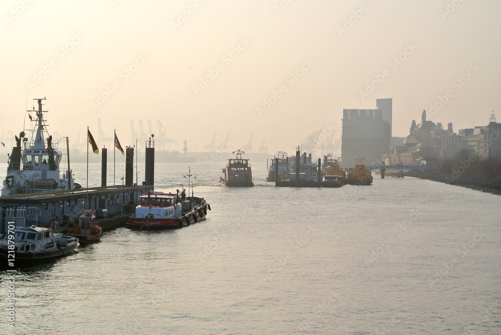 Boote im Industriehafen Hamburg