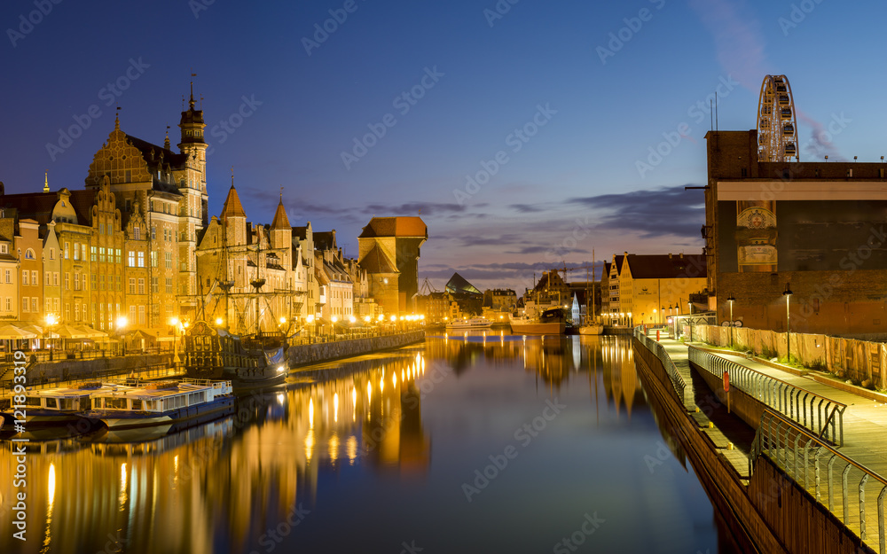 Fototapeta premium Night panorama of the old town in Gdansk, Poland 