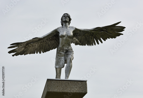 Skulptur Vogelfrau an der PHOENIX See 