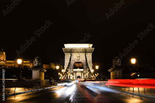 Kettenbrücke bei Nacht