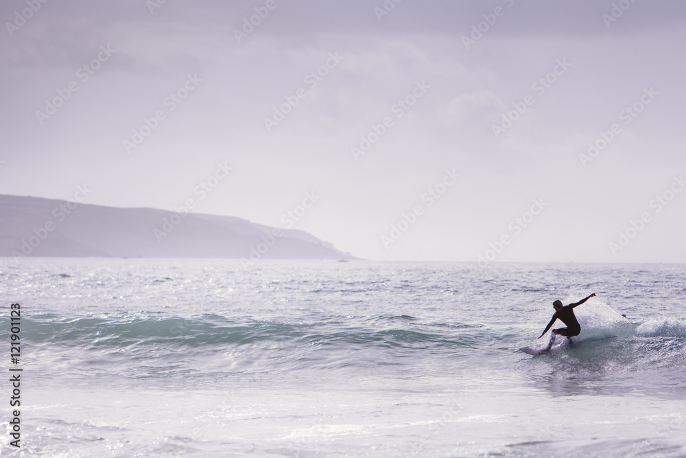 Naklejka premium having fun riding waves