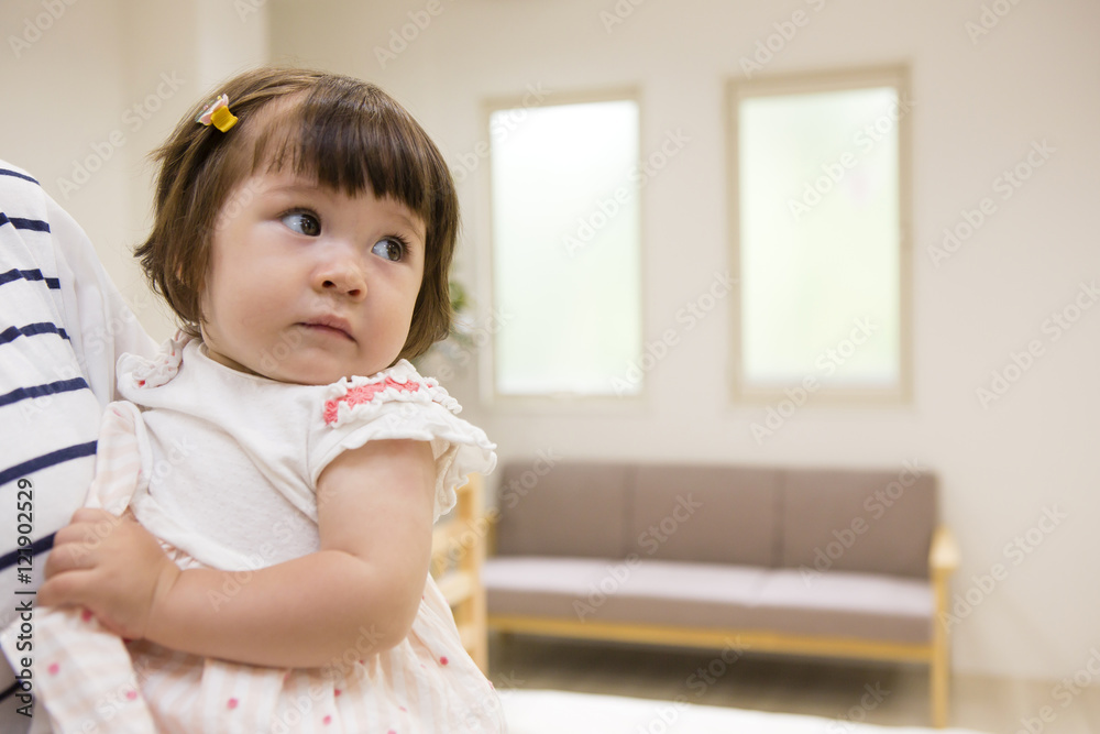 抱っこされる女の子
