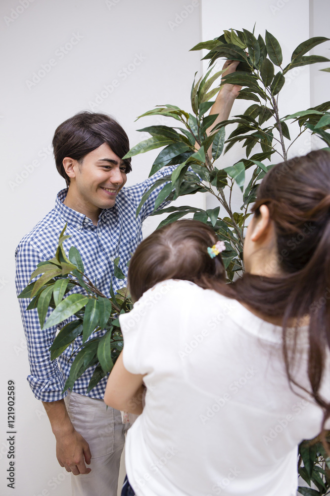 Obraz premium 植物を見る家族