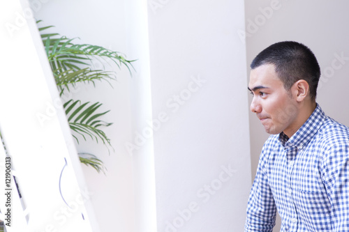 Tableau sur toile 鏡を見る坊主の男性