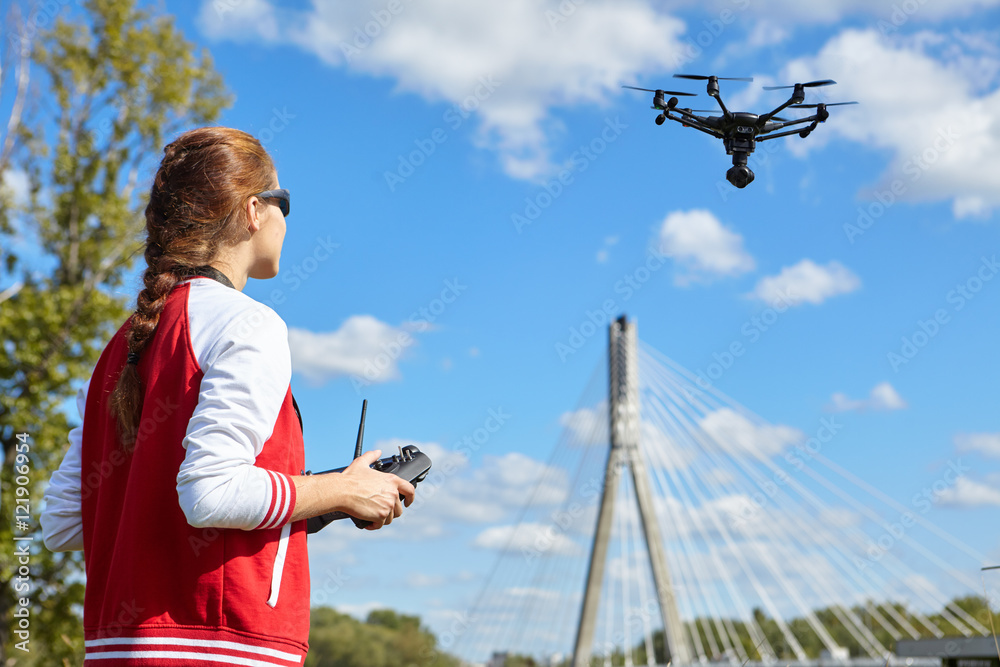 Naklejka premium Woman playing with drone