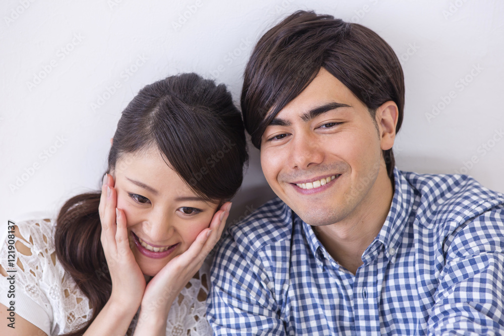 並んで座る男女 並んで座る男女