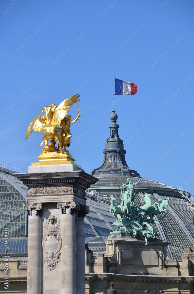 Obraz premium BANDERA DE FRANCIA DESDE EL PUENTE