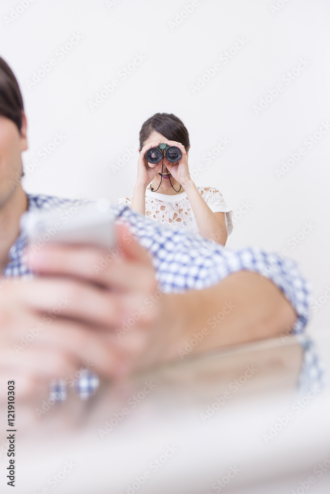 Fototapeta premium スマホをいじる男性と後ろから見る女性