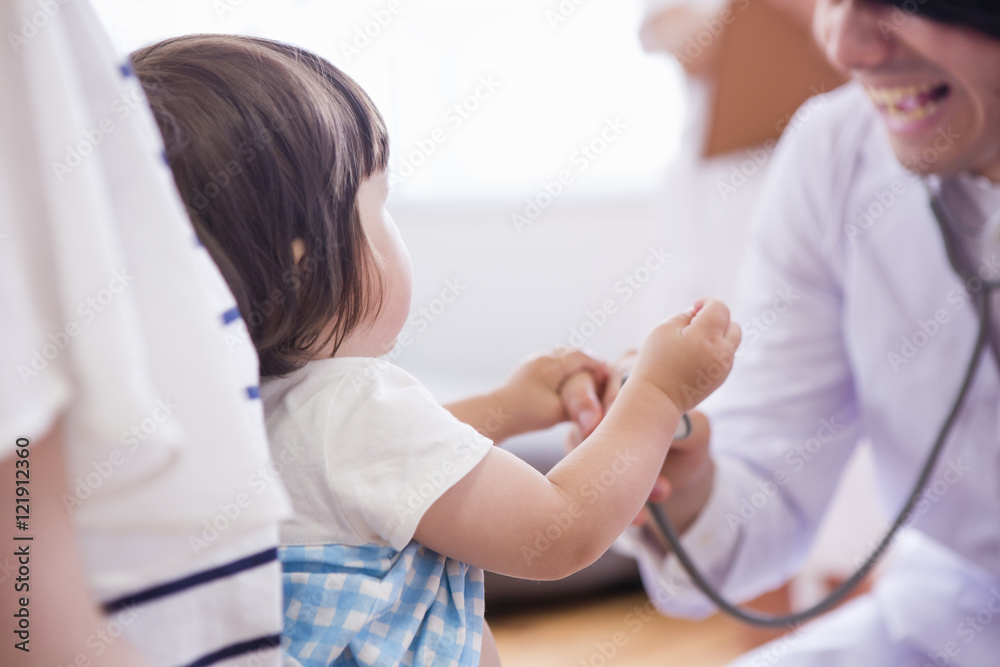 Fototapeta premium 子供を診察する医者と看護士