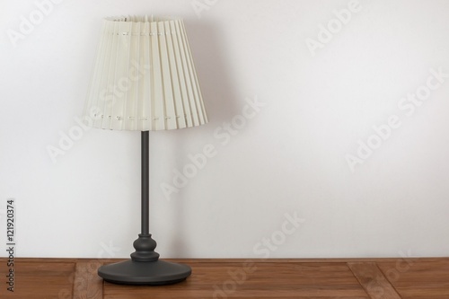 Lampe auf Holztisch