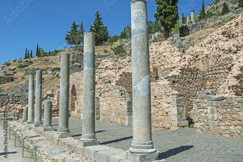 Säulen in der Orakelstätte Delphi, Griechenland photo