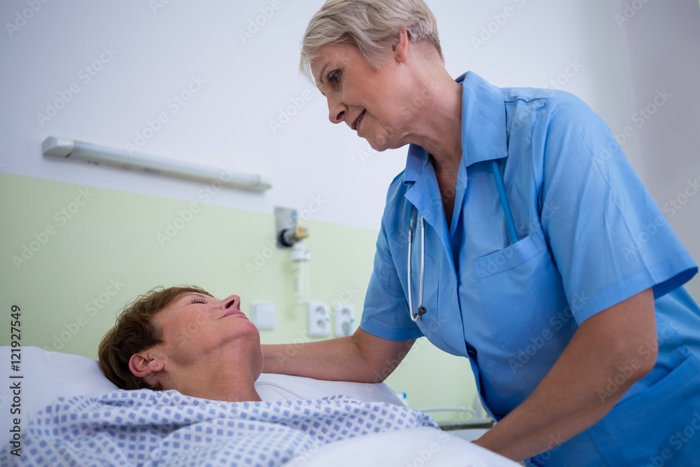 Obraz premium Nurse checking patient temperature