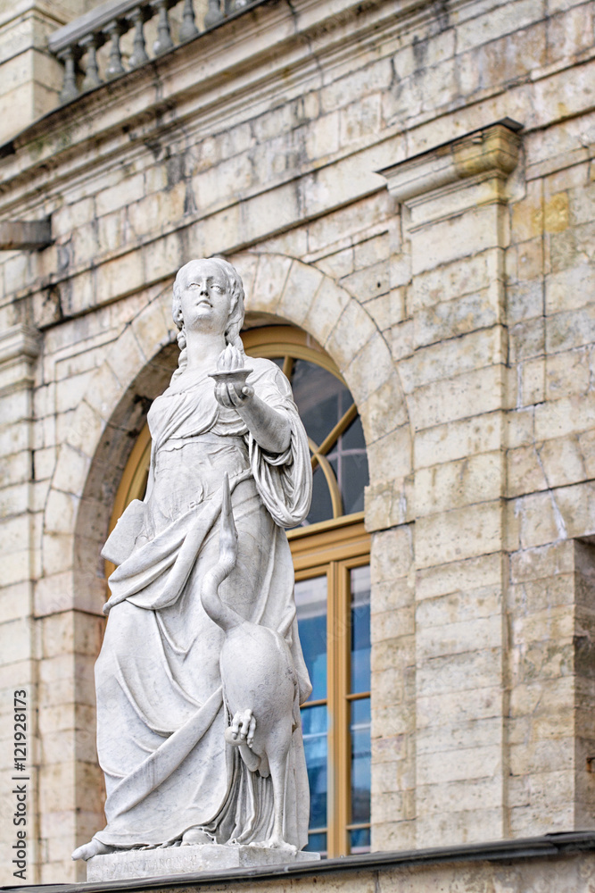 Obraz premium Sculpture of a woman near the Palace in Petersburg