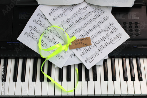 Фортепиано, ноты и табличка с днем музыки