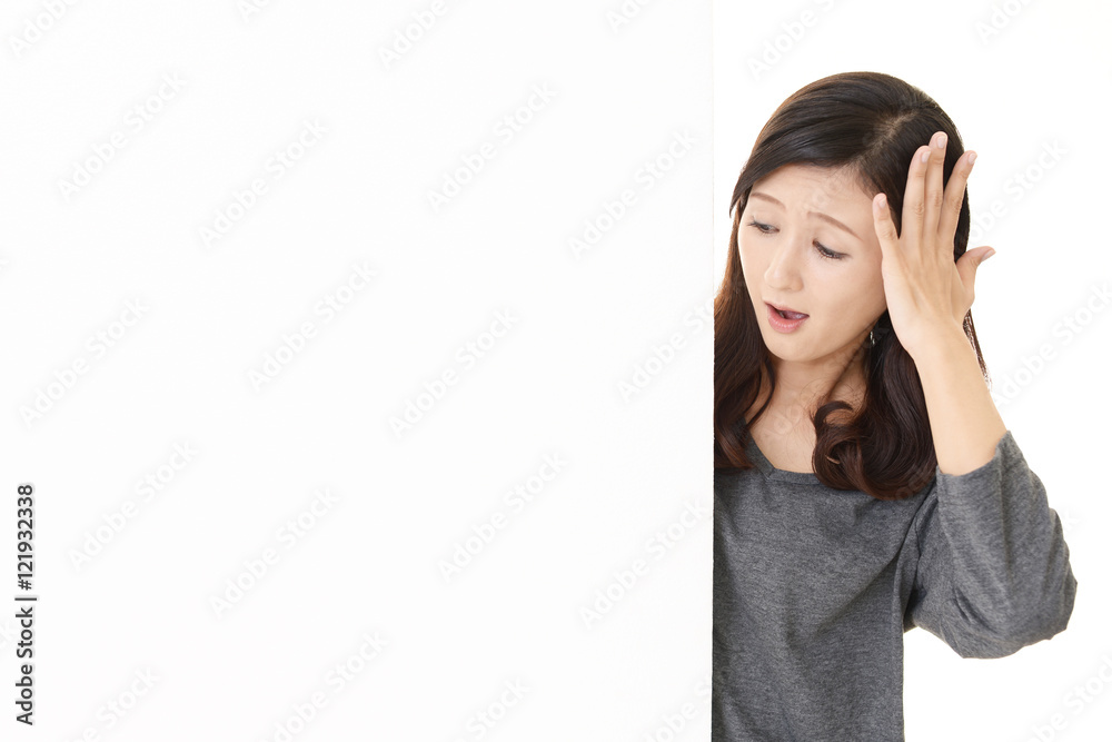 驚いた表情の女性 驚いた表情の女性