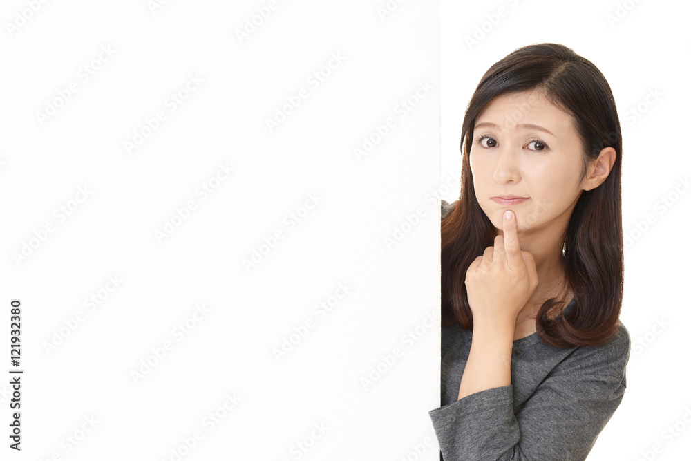 不安そうな表情の女性 不安そうな表情の女性