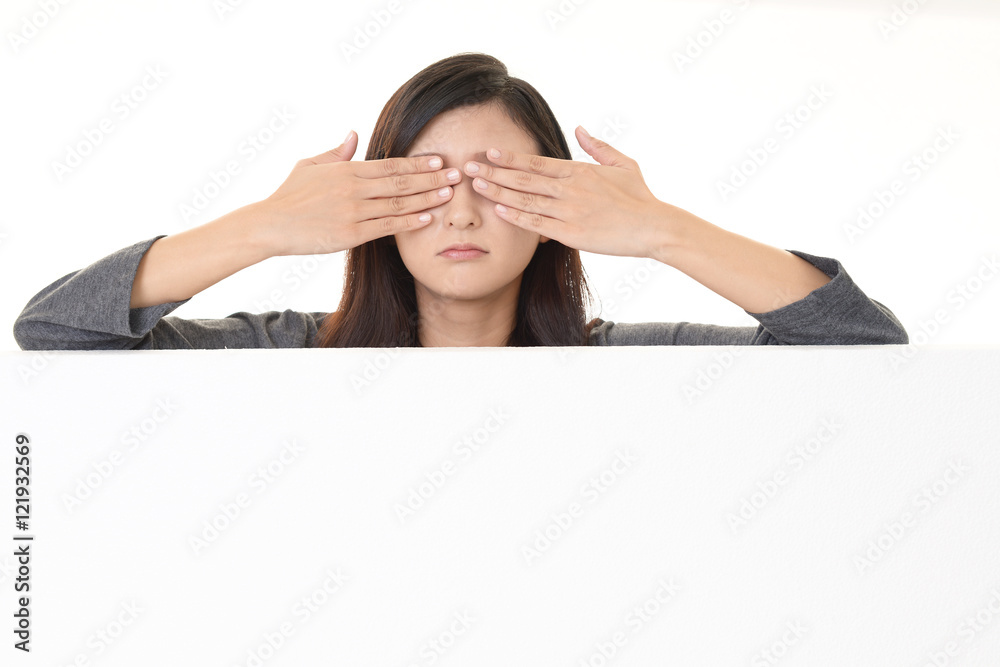 目隠しをする女性 目隠しをする女性