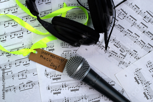 Международный день музыки: ноты, микрофон, наушники