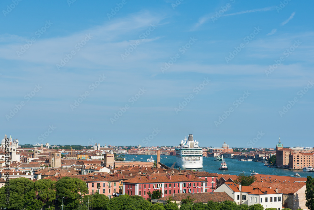 Venedig mit Schiff durch den Kanal