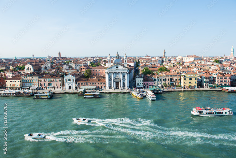 Mit dem Kreuzfahrtschiff durch Venedig