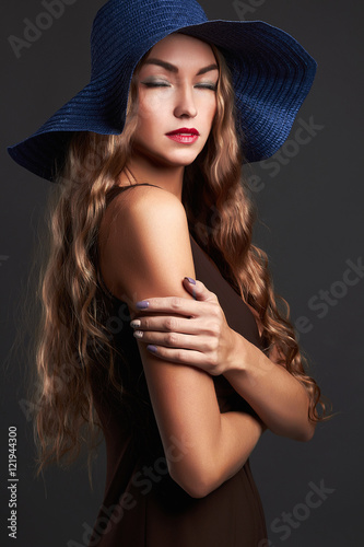 Beautiful woman in hat. summer fashion beauty model girl with healthy hair